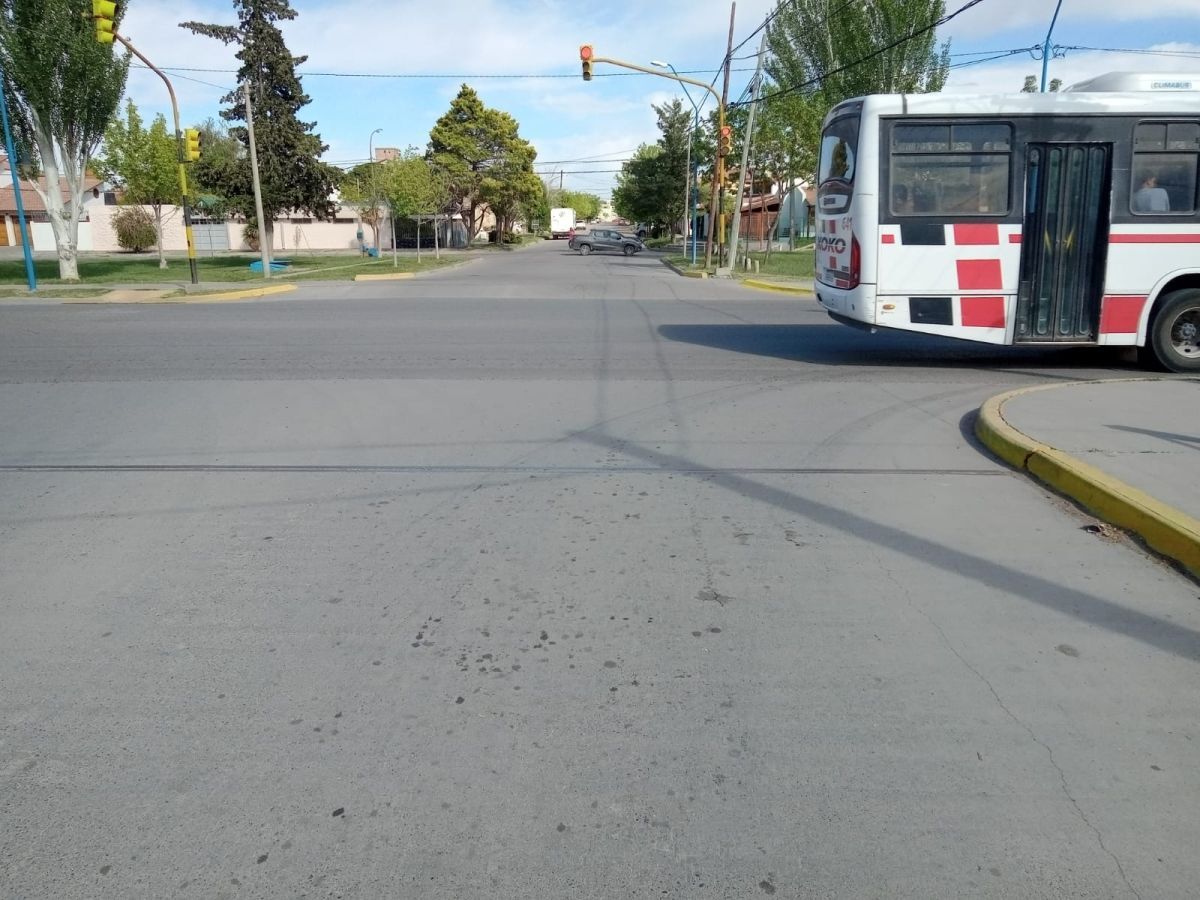 San Juan y Rodhe, sin senda peatonal sobre Rodhe