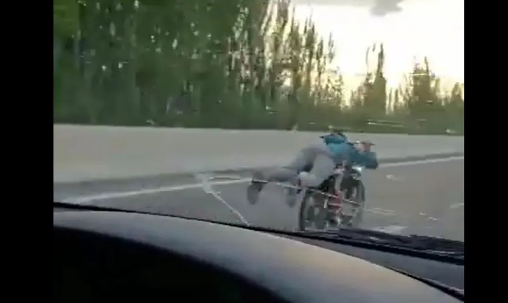 VIDEO: Siete motociclistas conducían acostados en plena Ruta 22 y los escracharon