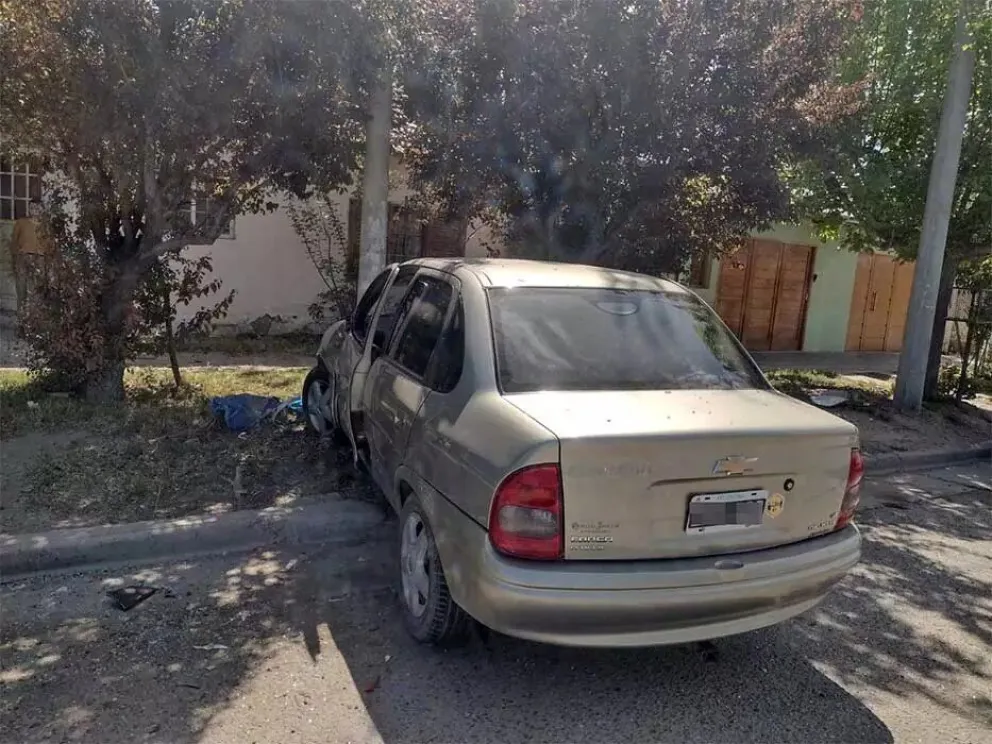 Fuerte choque: impactó con un auto estacionado y luego contra un poste