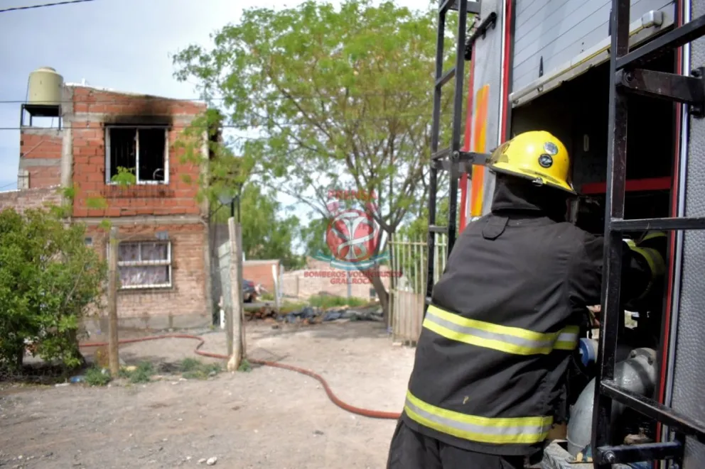 Bomberos acudieron al incendio de una vivienda en barrio La Barda