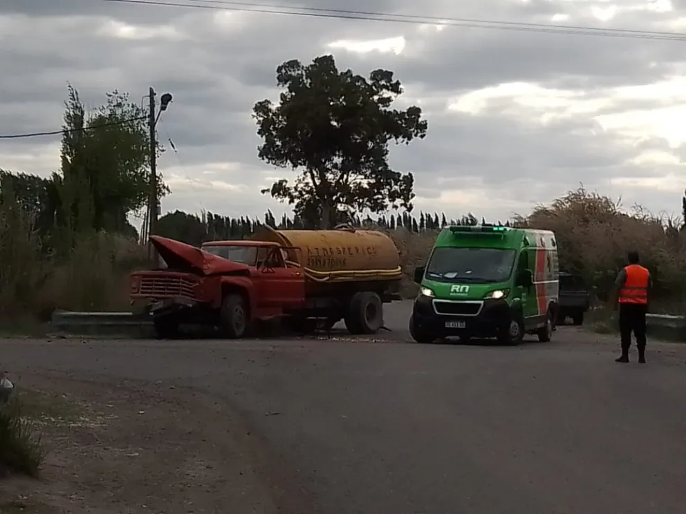 Dos camiones chocaron y una mujer terminó internada