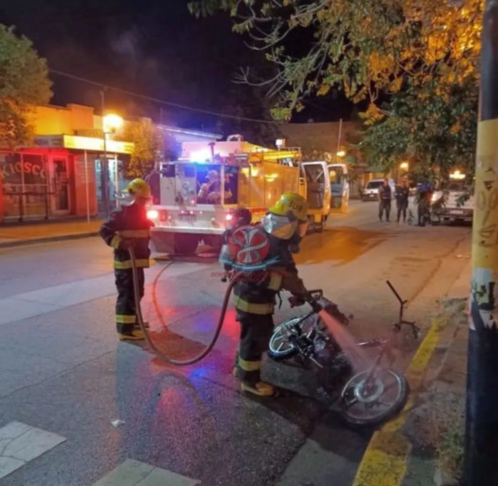 De no creer: prendieron fuego la moto para que no la secuestraran