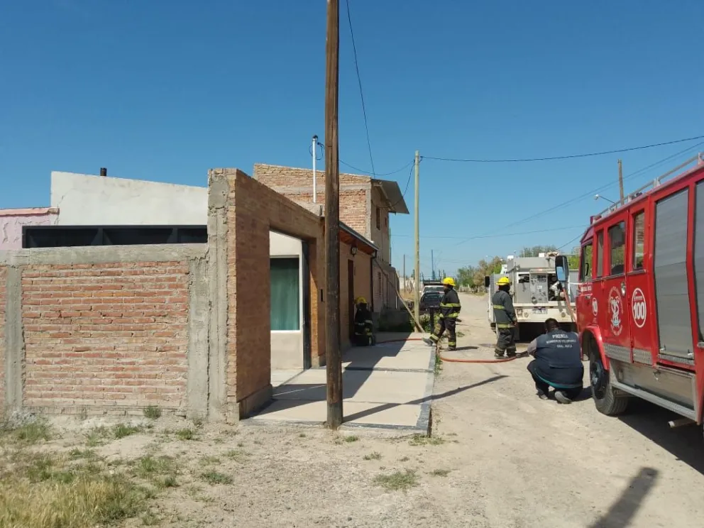 Un policía herido durante el incendio de una vivienda