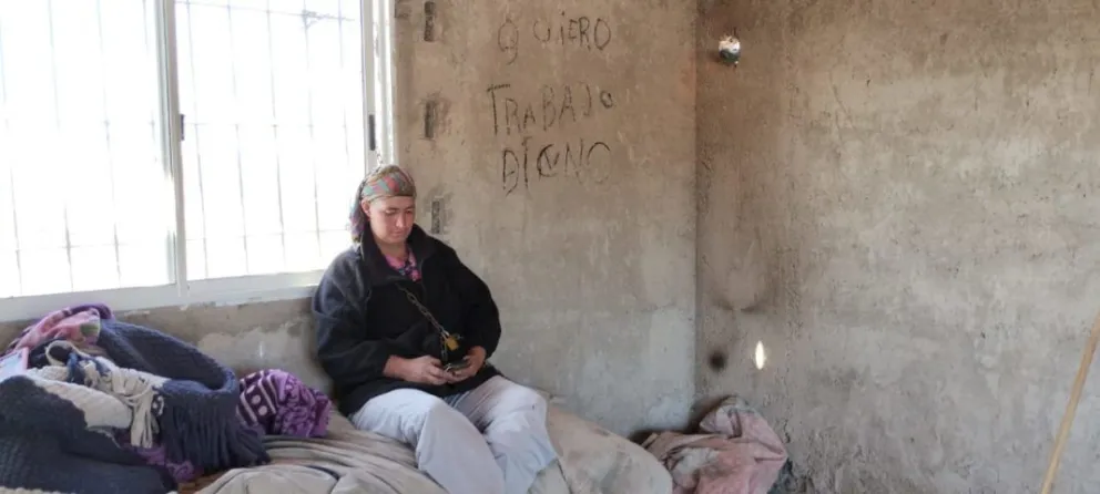 Embarazada se encadenó para exigir que no le quiten el Potenciar Trabaja a unas 30 familias