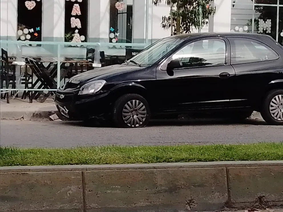 Perdió el control de su vehículo y terminó chocando contra el monumento a la Manzana