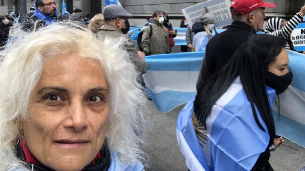 Ataques contra CFK: se entregó Sabrina Basile, la hija del exDT de la Selección