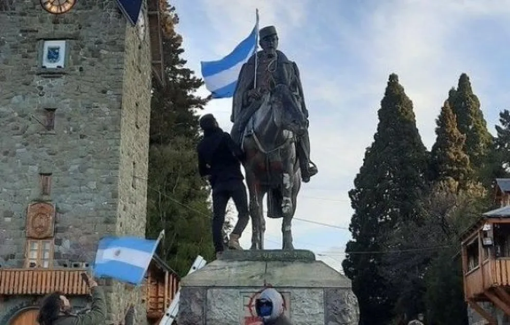Vecinos se acercaron al monumento de Roca con banderas y flores para homenajearlo