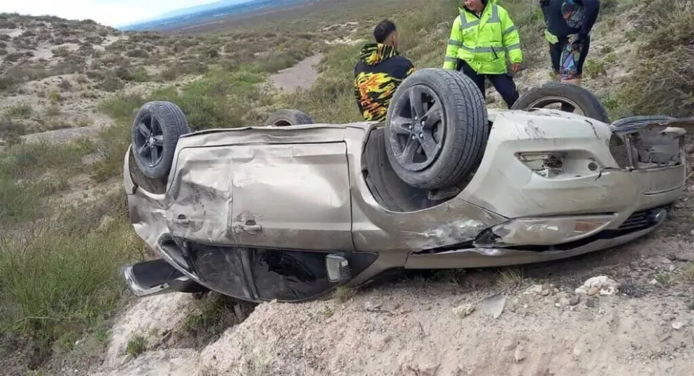 En una bajada peligrosa, un conductor perdió el control y terminó volcando