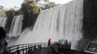 Habló una mujer que estuvo con el turista que cayó a las Cataratas: “No parecía depresivo”