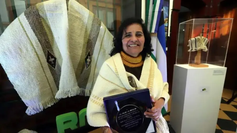 Una artesana roquense es la creadora del poncho rionegrino, el nuevo emblema provincial