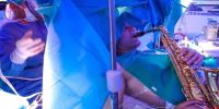Insólito: le operaron un tumor en el cerebro mientras tocaba el saxofón