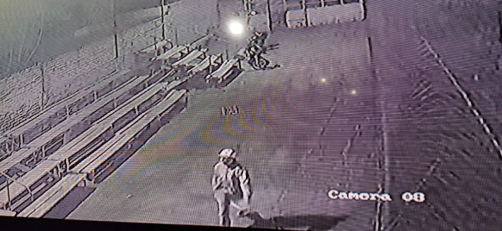 VIDEO: Se robó una bici impunemente frente a chicos de una escuelita que jugaban al fútbol