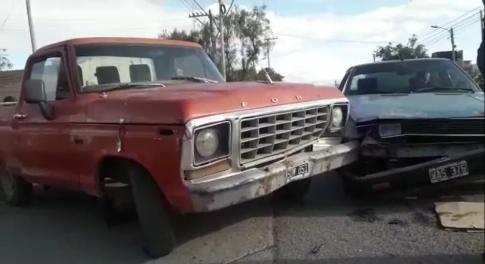 VIDEO: ¡Tremendo palo! Chocaron casi de frente en la avenida San Juan