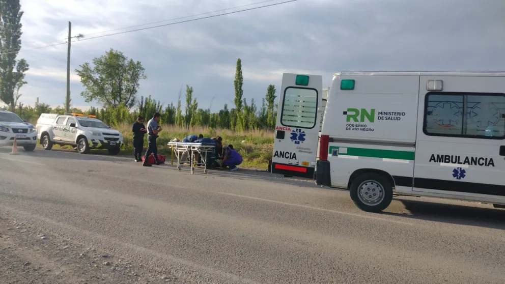 Una mujer policía circulaba por ruta Chica, se le cruzó un perro y terminó hospitalizada