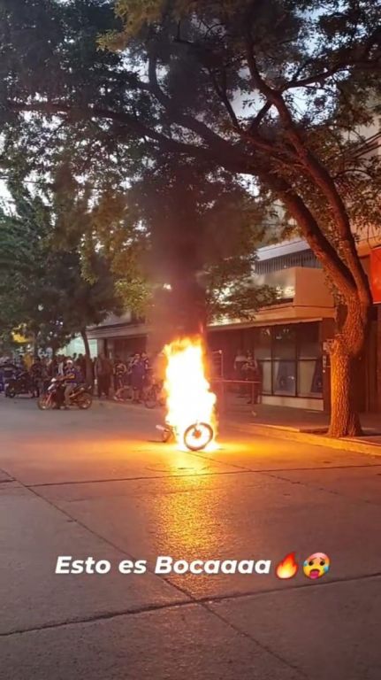 Un festejo encendido: se le prendió fuego la moto mientras celebraba el campeonato de Boca