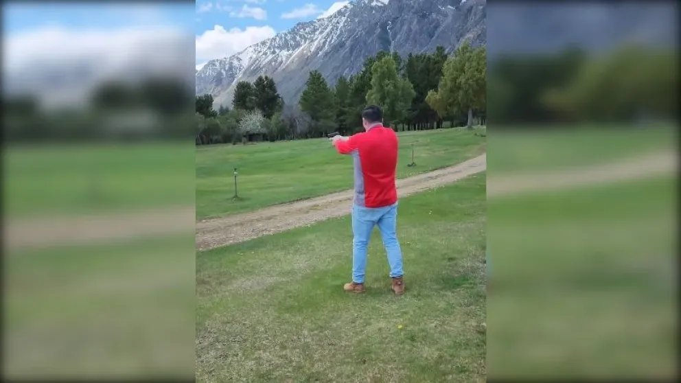 Suarez Colman con un arma en mano: "Acá no entran maputruchos" 