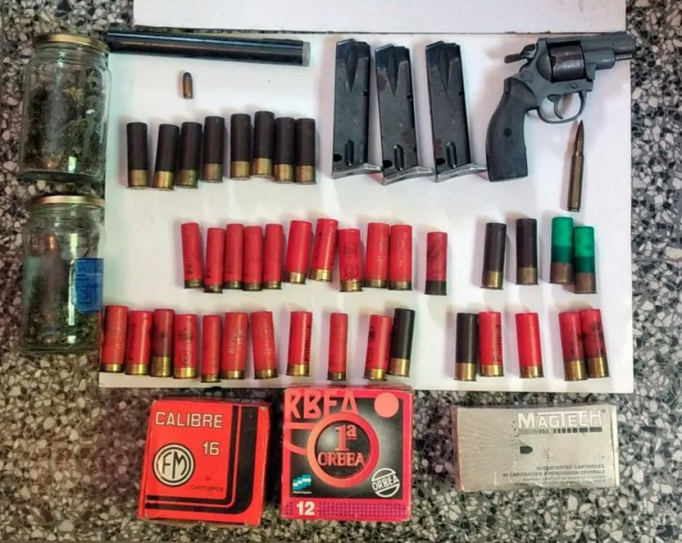 Hasta los dientes: Tenían en su poder más de 30 municiones, armas y drogas
