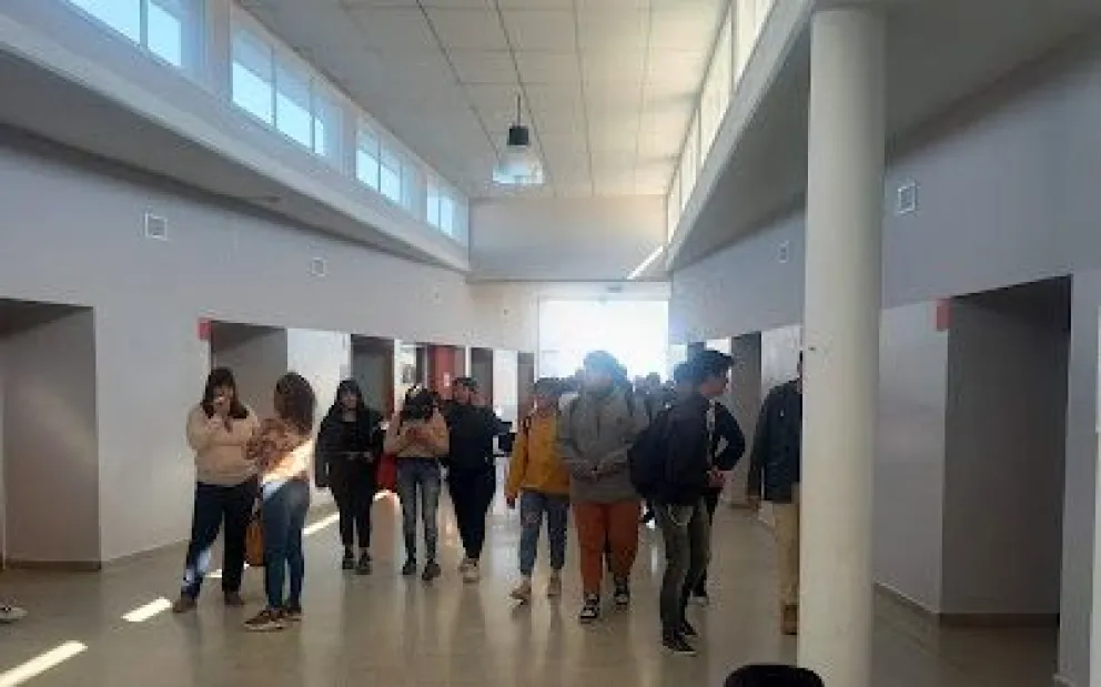 Exigen una sala de cuidado infantil: El 50% de los estudiantes tiene hijos e hijas