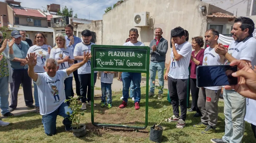 Falú, el Abuelo Ayudín, se hizo viral y ya tiene su propia plaza