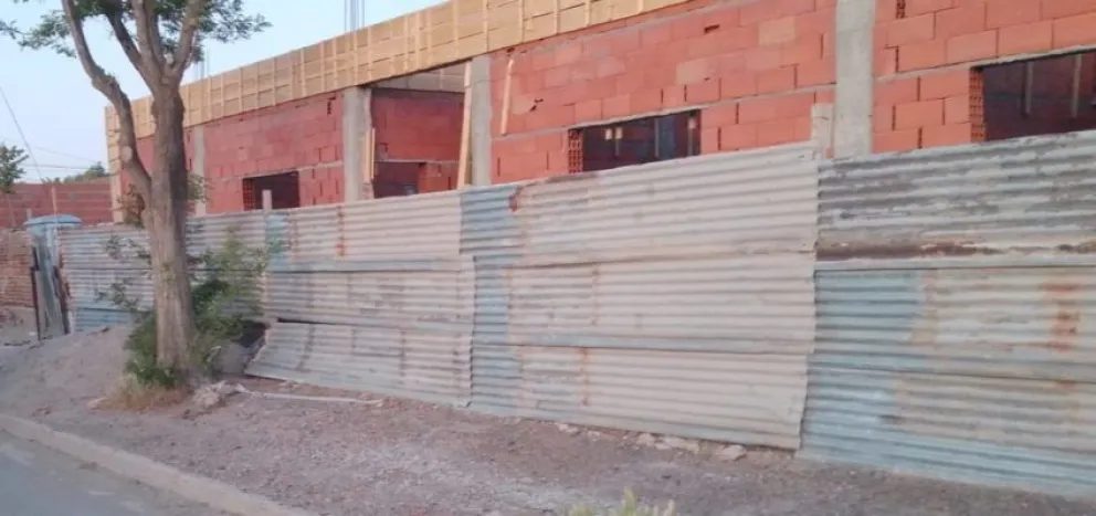 Con las manos en la masa: Los sorprendieron robando materiales de una construcción