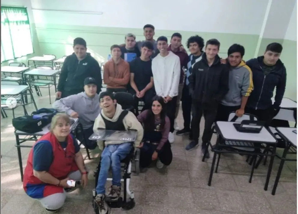 Estudiantes buscan que Santi Maratea los ayude a comprar una silla para Ezequiel 