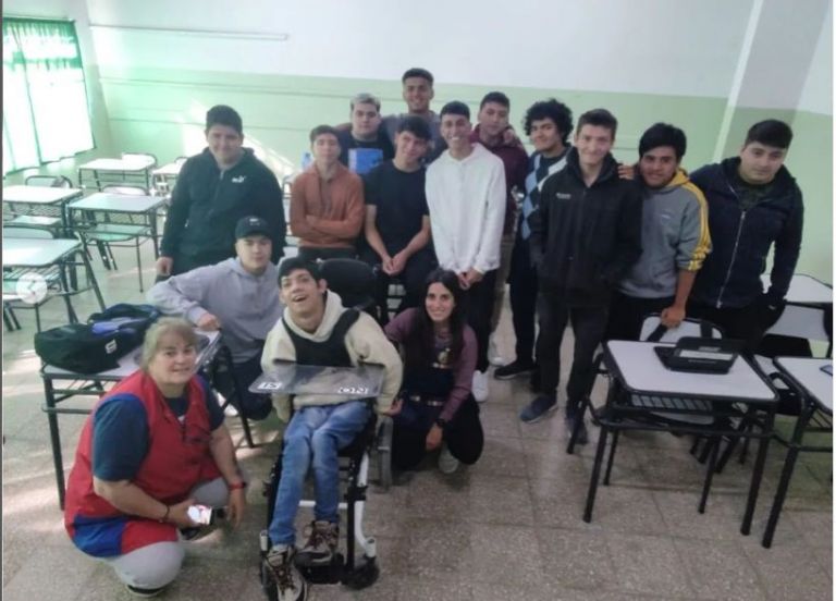 Estudiantes buscan que Santi Maratea los ayude a comprar una silla para Ezequiel
