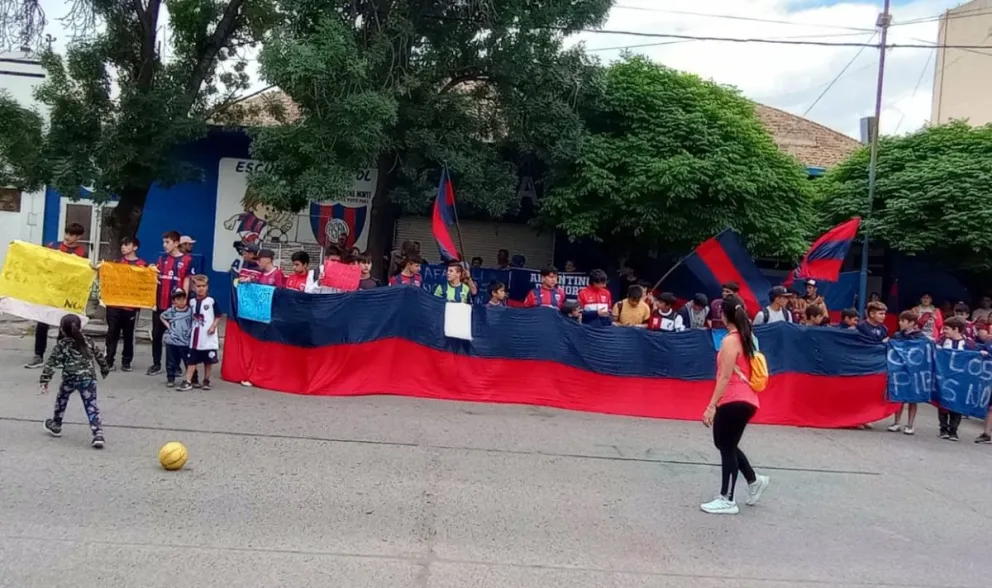 Con un banderazo, padres del carcelero respaldan a los técnicos y piden elecciones