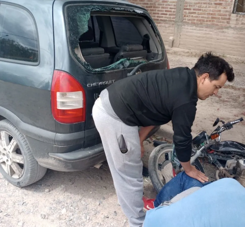 Borracho y manejando, embistió una camioneta estacionada 