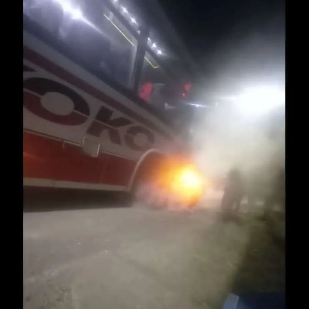 Otra vez: un colectivo de la empresa KoKo se prendió fuego por problemas mecánicos