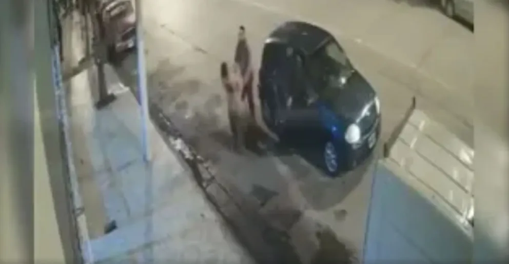 IMÁGENES SENSIBLES: un violento atacó a una mujer que estaba con un bebé en brazos