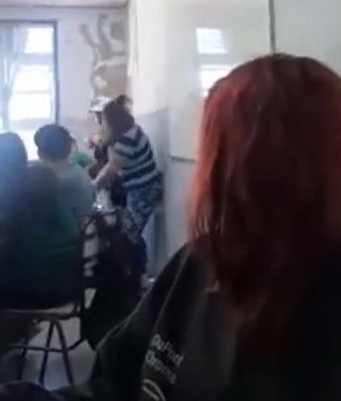 Video: Una madre entró al curso de su hijo a los gritos y le pegó a un estudiante