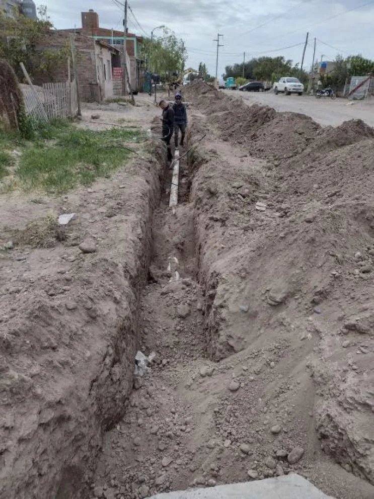 Avanza la obra de red cloacal que beneficiará a 419 familias del barrio Fiske Menuco
