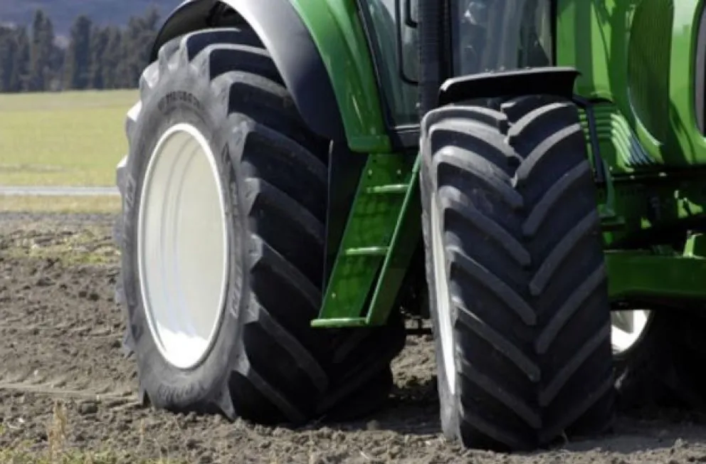 Fatal accidente: estaba emparejando el terreno, se le dio vuelta el tractor y murió aplastado