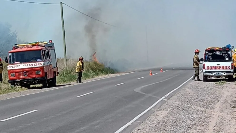 Bomberos trabaja hace más de cinco horas en un incendio de grandes proporciones en Ruta Chica
