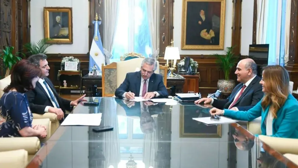 El Gobierno aprobó un decreto que vincula a los planes sociales con trabajo: el 30% de la obra pública se destinará a organizaciones