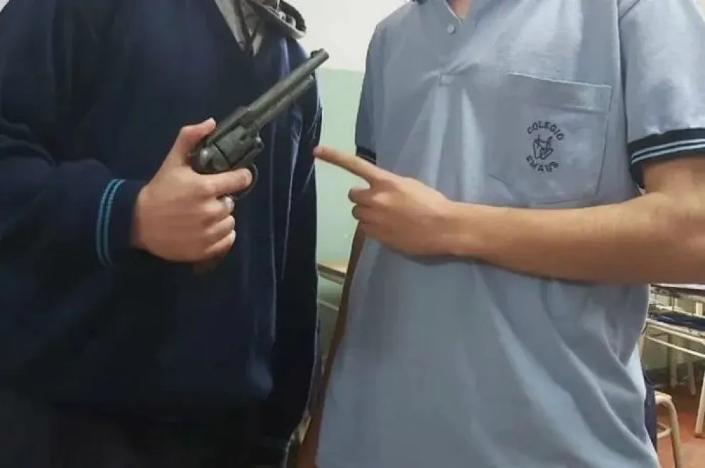    Padres denuncian que un alumno fue armado a la ESRN N°35