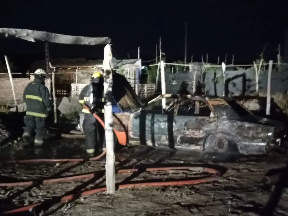 Dramático: se incendió un auto en Quinta 25