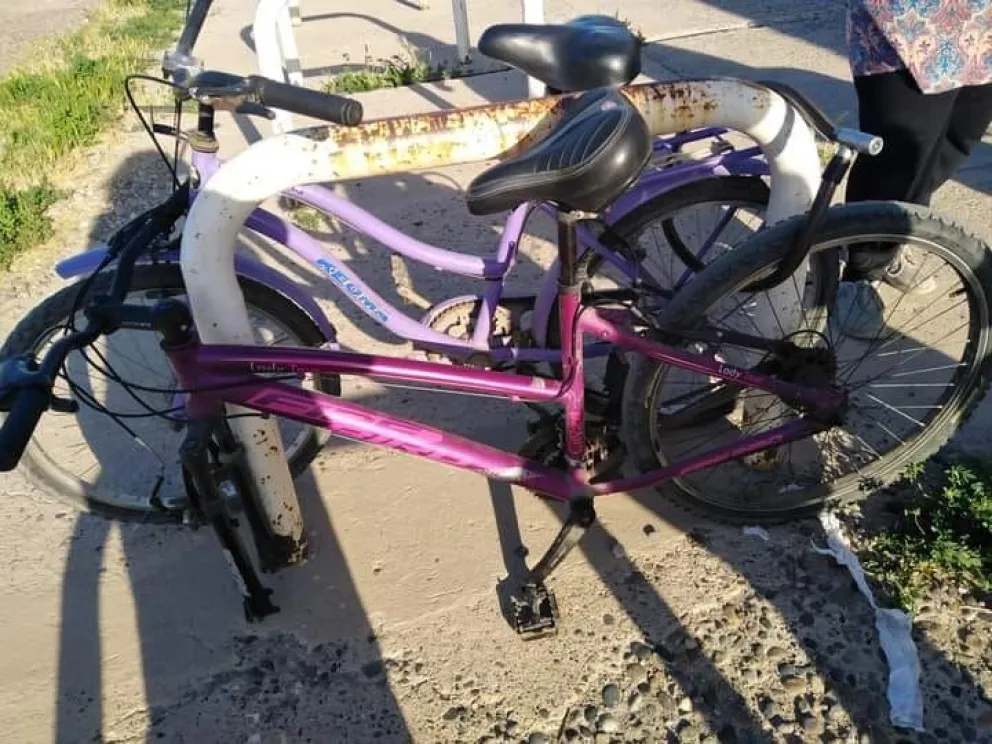 Tanto esfuerzo para nada: Le robaron las ruedas de su bicicleta a una joven enfermera 