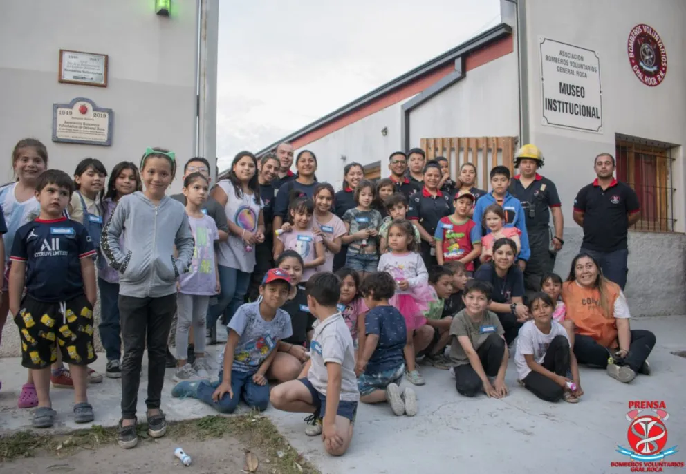 FOTOGALERIA. "La noche de los chicos" fue un éxito: más de 50 niños pasaron por el cuartel de bomberos 