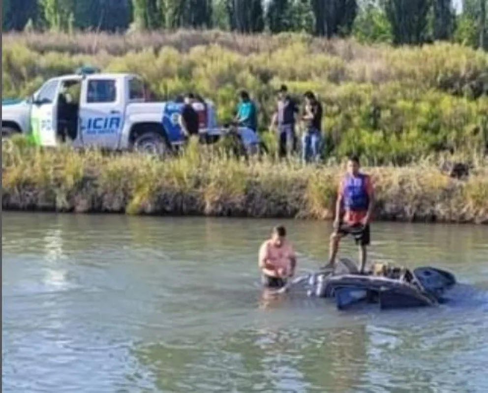 Se durmió el conductor y terminaron metidos en el canal grande