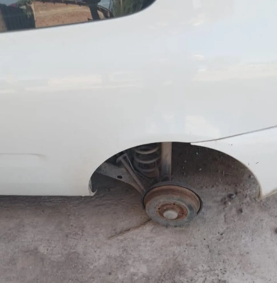 Estos delincuentes te dejan el vehículo pero se llevan las ruedas