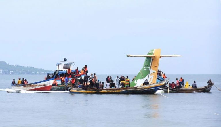 Tanzania: un avión con 43 pasajeros se estrelló en un lago y hay al menos 19 muertos