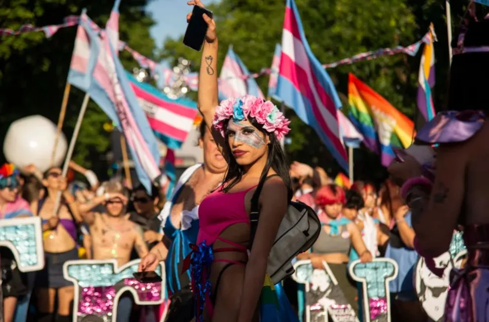 Desde las 10 horas marchan por el Orgullo en Roca 