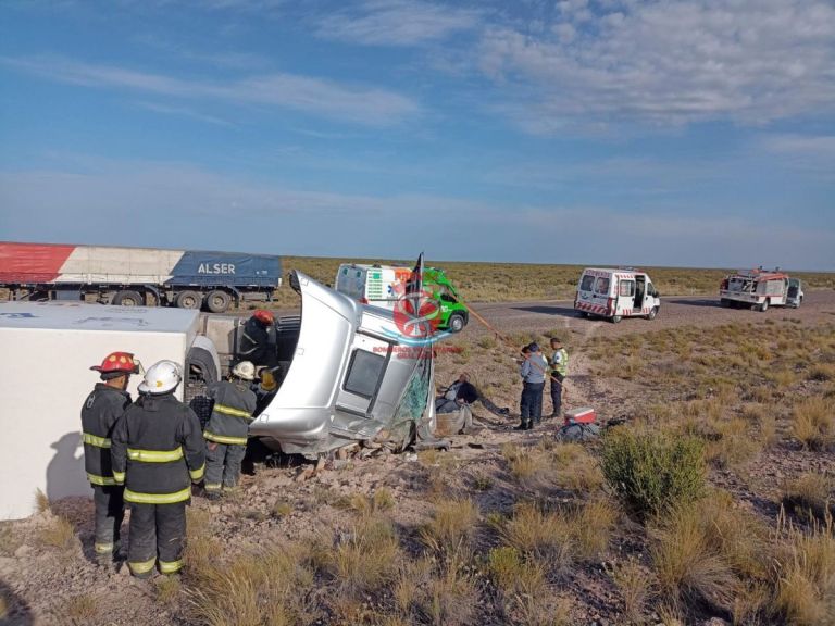 Impresionante: Volcó un camión en la Ruta 6 y su conductor terminó con múltiples golpes