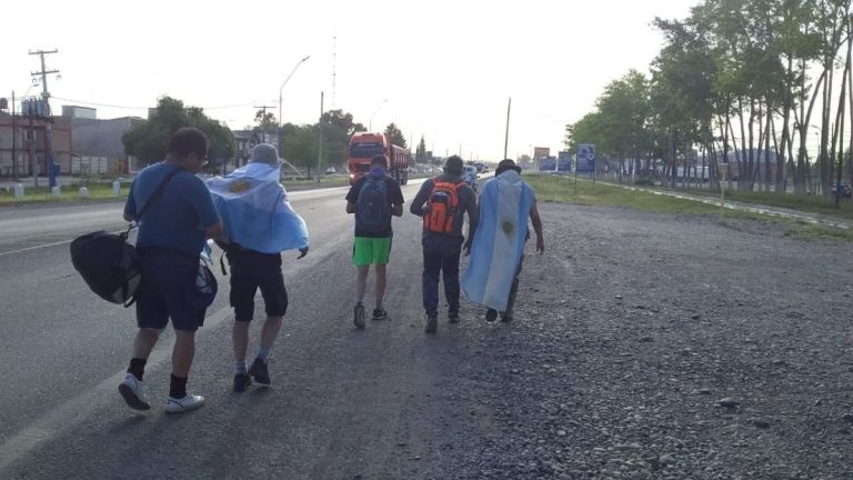 Retirados de la Policía caminan de Roca a Viedma en reclamo de la Zona Austral