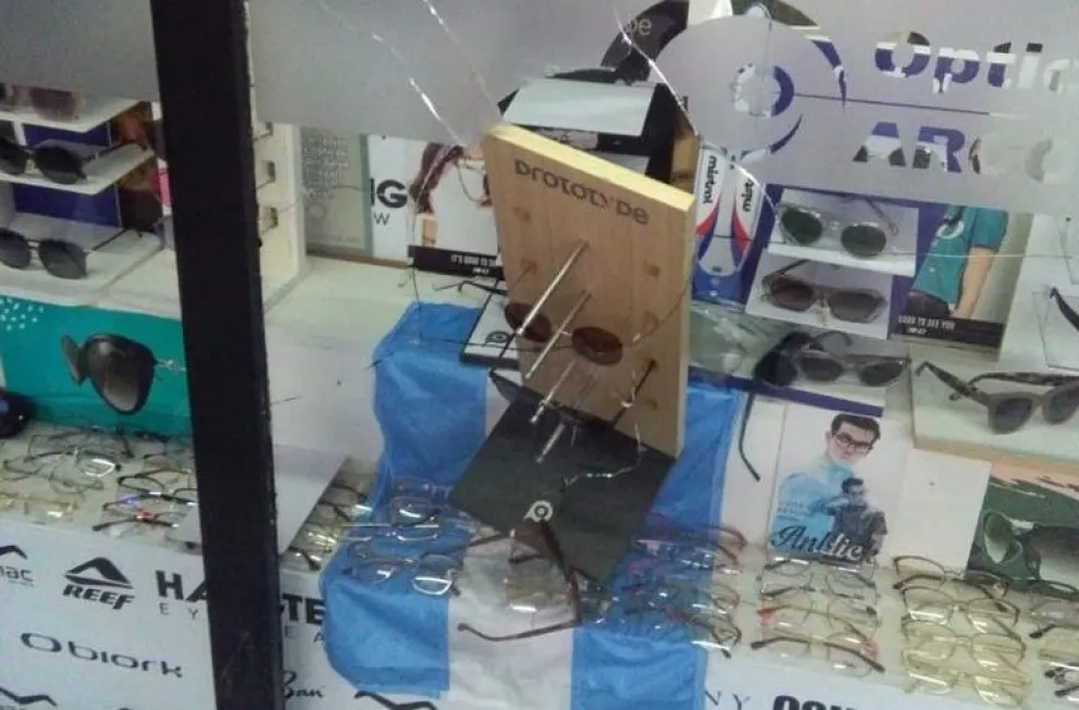 Rompió la vidriera de una óptica y se robó tres pares de lentes