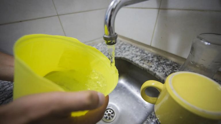 Una rotura de cañería dejó sin agua a los barrios Alta Barda y Carlos Soria