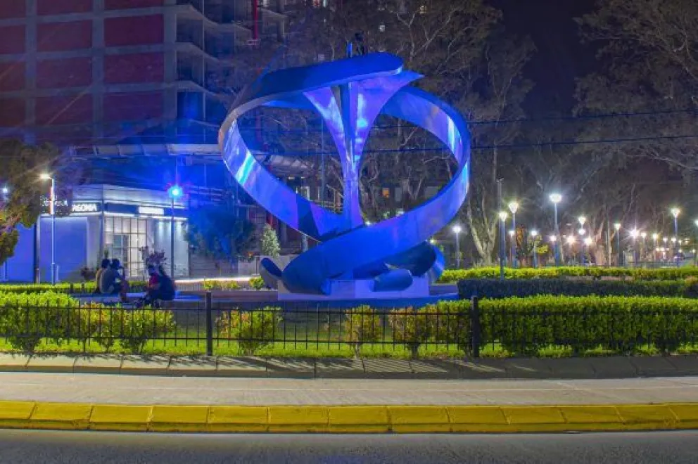 ¿Por qué el monumento a la Manzana está iluminado de azul?