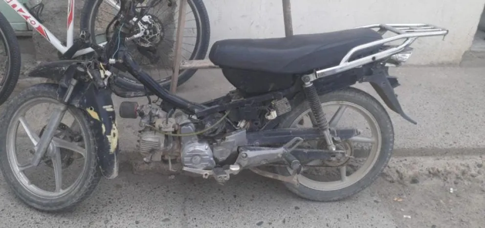 No llegó muy lejos: manejaba una moto sin patente, intentó huir y fue atrapado por la policía
