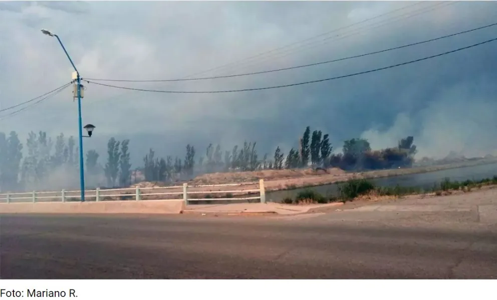 Temporal de viento: las ráfagas provocaron que una quema se convierta en incendio y que haya cortes de energía 